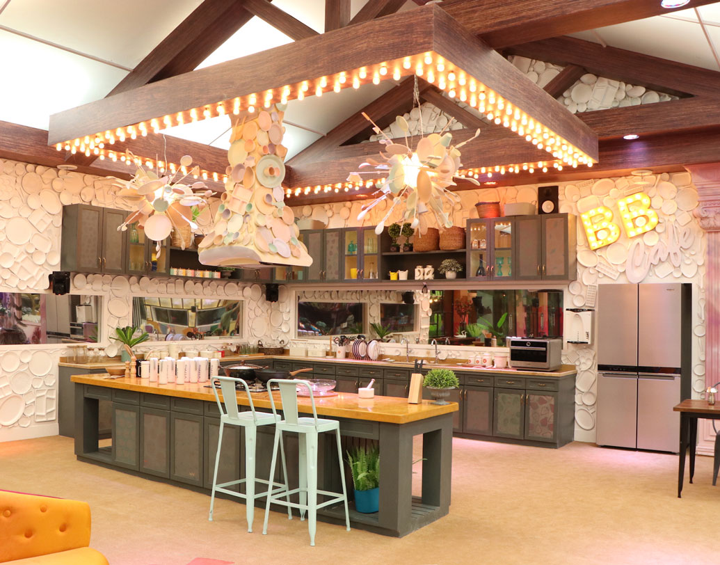 বিগ বসের বাড়ির সবচেয়ে প্রয়োজনীয় অংশ এটিই। রান্নাঘর। রান্নাঘরের দেওয়ালেও কাপ-প্লেট দিয়ে সাজানো। উপর থেকে যতগুলো আলো ঝুলছে, সেগুলোর গায়েও কাপ আর প্লেট লাগানো। এমন রান্নাঘর হলে এ বার মনে হয় আর রান্না করা নিয়ে প্রতিযোগিদের মধ্যে ‘তুতু ম্যায় ম্যায়’ হবে না।