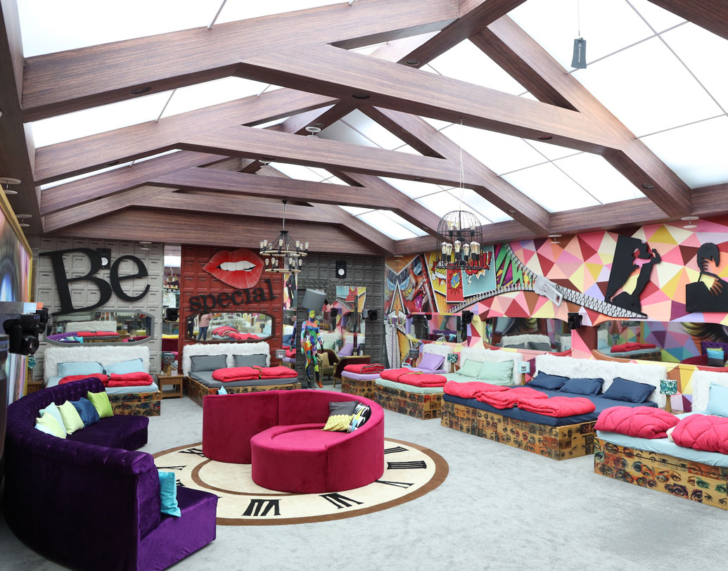 সারাদিনের ক্লান্তির পর এই বেডরুমটাই প্রতিযোগীদের অন্যতম ভাল লাগার জায়গা। নরম বিছানায় দিনের সমস্ত ক্লান্তি মুছে ফেলার এটাই একমাত্র জায়গা। প্রতিবারেই কিছু না কিছু টুইস্ট থাকে বিগ বসের বাড়িতে। এ বারেও রয়েছে। এ বারে প্রতিযোগীর জন্য কোনও আলাদা বিছানা থাকছে না। একটি বিছানা তিনজন শেয়ার করবেন।