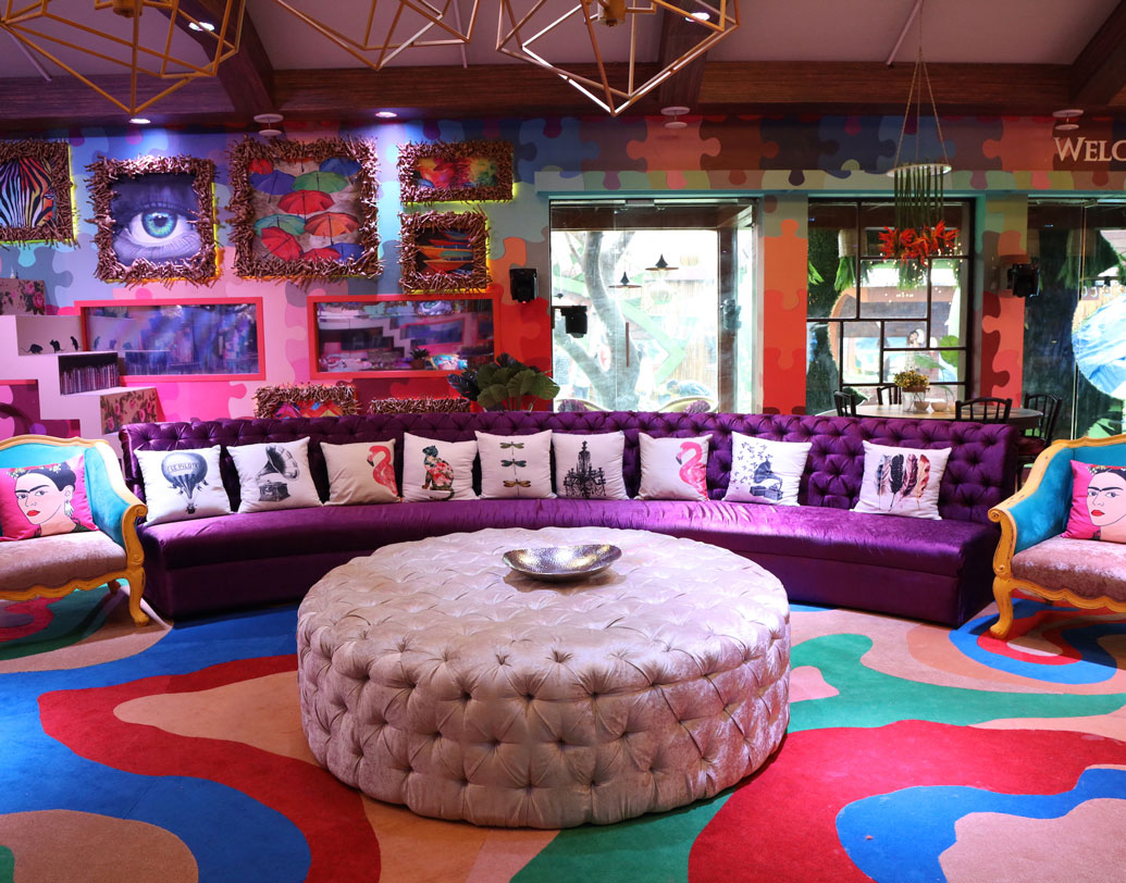 কনফেশন রুম। অন্য প্রতিযোগী সম্বন্ধে কে কী ভাবেন, সব কিছু শেয়ার করার ঘর এটা। বসার জন্য একটাই জায়গা রয়েছে এই ঘরে। পুরো ঘরটা এমন ভাবে সাজানো হয়েছে যে বেশ রহস্যময় দেখতে লাগবে।