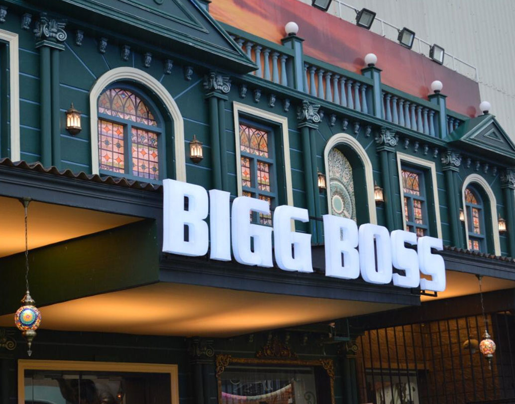 বিগ বসের বাড়ি শুধু যে আধুনিক করা হয়েছে তাই নয়, দিনের পর দিন প্রতিযোগীরা বাইরের জগৎ থেকে সম্পূর্ণ বিচ্ছিন্ন হয়ে এই বাড়িতেই কাটাবেন। সুতরাং মানসিক স্বাস্থ্যের সঠিক যত্ন নেওয়ারও প্রয়োজন তাদের। তাই বাড়ির বিভিন্ন অংশে প্রচুর গাছ লাগানো থাকবে।