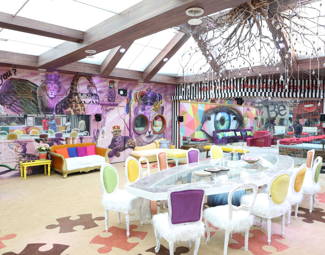 অত্যন্ত রঙিন এ বারে বিগ বসের বাড়ি। খাবারের জায়গাও সে ভাবেই সাজানো হয়েছে। দেওয়ালে সুন্দর করে আঁকা রয়েছে নানান কিছু। শ্বেত-শুভ্র চেয়ারগুলোয় পশমের গদি লাগানো।