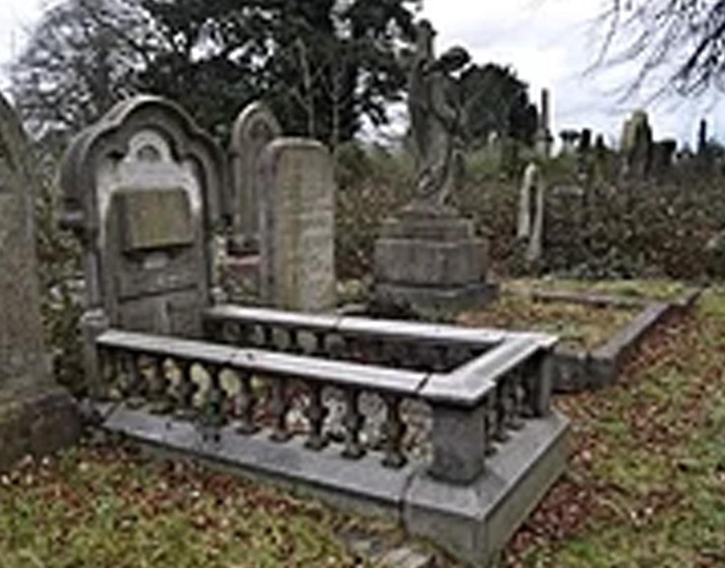 শেষ জীবনে দৃষ্টিহীন হয়ে গিয়েছিলেন টমাস কুক। ৮৩ বছর বয়সে প্রয়াত হন ১৮৯২ সালের ১৮ জুলাই। লেস্টারে স্ত্রী ও মেয়ের সমাধির পাশেই চিরঘুমে শায়িত তিনি। নিজের জীবনে ব্যবসা চালাতে গিয়ে কপর্দকশূন্য হয়েছেন। কিন্তু আবার ফিনিক্স পাখির মতো উঠে দাঁড়িয়েছেন। সদ্য দেউলিয়া ঘোষিত হওয়া তাঁর মানসসন্তান পর্যটন সংস্থাও এখন ফিনিক্স হওয়ার অপেক্ষায়।  (ছবি : সোশ্যাল মিডিয়া)