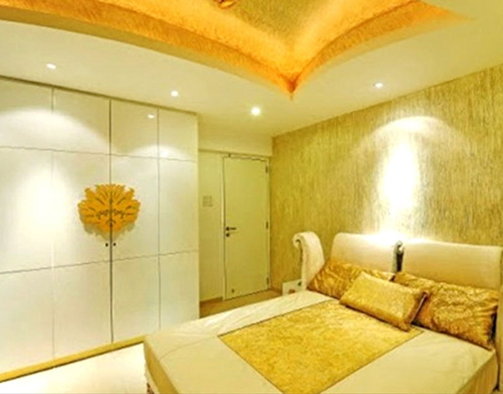 আগাগোড়া যেন ‘সোনা’য় মোড়া তাঁদের ফ্ল্যাট। রাজকীয় এই ফ্ল্যাটের অন্দরমহল দেখলে তাক লেগে যাবে।