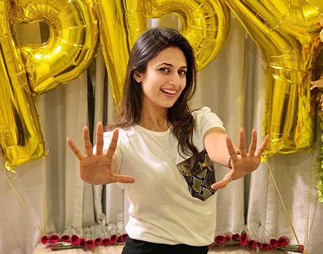 ‘ইয়ে হ্যায় মহব্বতে’ টেলি সিরিয়ালে তাঁদের দু’জনের দেখা। দু’জনে খুব ভাল বন্ধু হয়ে গিয়েছিলেন সেই সময়। ভক্তরাই প্রথমে তাঁদের দু’জনের ছবি মিলিয়ে মিশিয়ে দিয়ে সোশ্যাল মিডিয়ায় পোস্ট করে দেন। একসঙ্গে দু’জনকে ‘দিবেক’ সম্বোধন করেন তাঁরা।