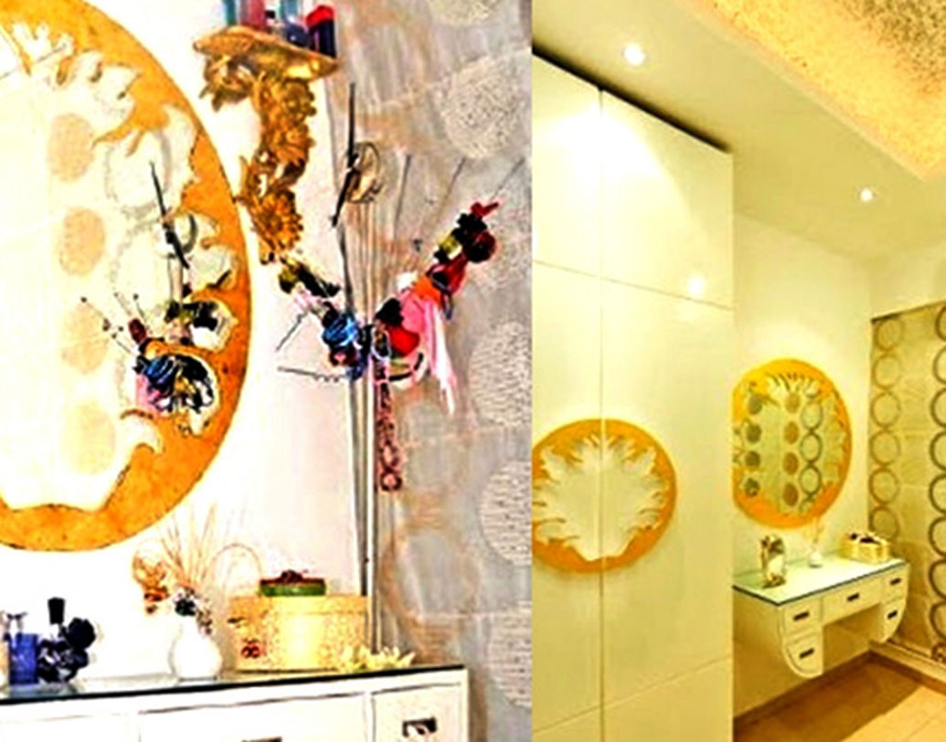 ফ্ল্যাটের আগাগোড়ো ‘সোনা’য় মোড়া। না, প্রকৃত অর্থে সোনা নয় যদিও, সোনালী রং করা। আলো এবং রঙের কারসাজিতে সোনার মতোই মনে হবে যদিও।