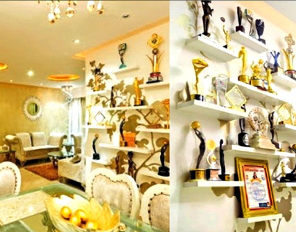 প্রতিটা আসবাবেও রয়্যাল ছাপ স্পষ্ট। ঘরের এক কোণায় আবার দিব্যাঙ্কা আর বিবেক বিশেষ নজর দিয়েছেন। দু’জনের সমস্ত পুরস্কার সেখানে সাজিয়ে রেখেছেন তাঁরা।