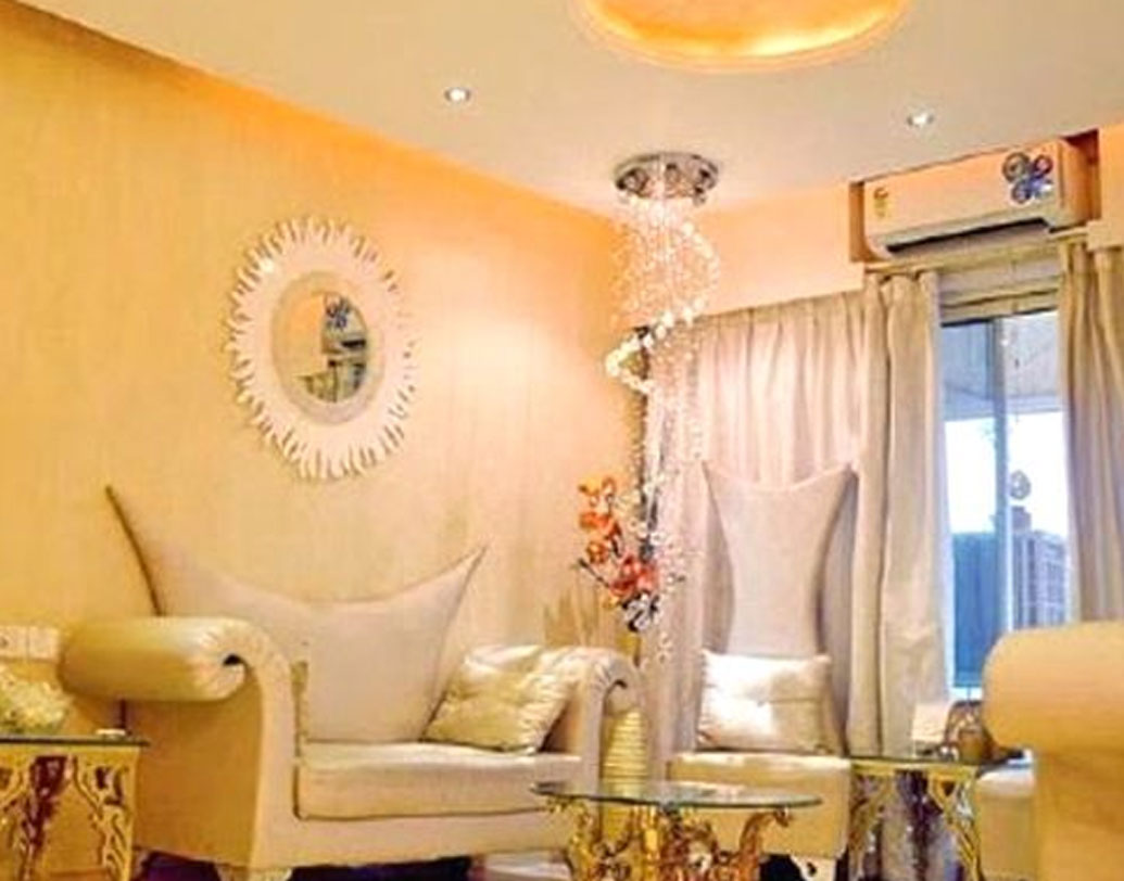 এই ফ্ল্যাটে শিফট করার আগে থেকেই অন্দরমহলের নকশা বানিয়ে নিয়েছিলেন দু’জনে। দু’জনের পছন্দগুলোকে এক জায়গায় এনে ফ্ল্যাটটা সাজাতে তাঁদের অনেক সময় লেগেছিল।