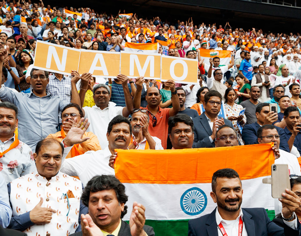 ‘হাউডি মোদী’ অনুষ্ঠান ঘিরে প্রবল উৎসাহ ছিল অনাবাসী ভারতীয়দের মধ্যে। হিউস্টনের এনআরজি ফুটবল স্টেডিয়ামের ৫০ হাজার আসনের একটাও খালি পড়ে ছিল না। মোদী-সমর্থকদের ভিড়, ইন্দো-আমেরিকানদের উদ্দীপনা, ফেস্টুন-ব্যানার-তেরঙ্গা, সবই চোখে পড়ল হিউস্টনে।