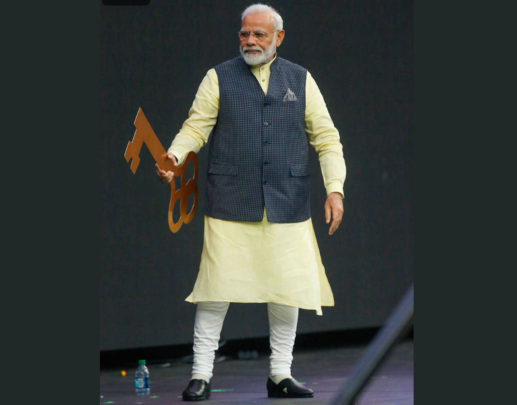 হিউস্টন শহরের মেয়র সিলভেস্টার টার্নার প্রধানমন্ত্রী নরেন্দ্র মোদীকে অনুষ্ঠানে স্বাগত জানিয়ে তাঁর হাতে তুলে দিলেন শহরের চাবি।