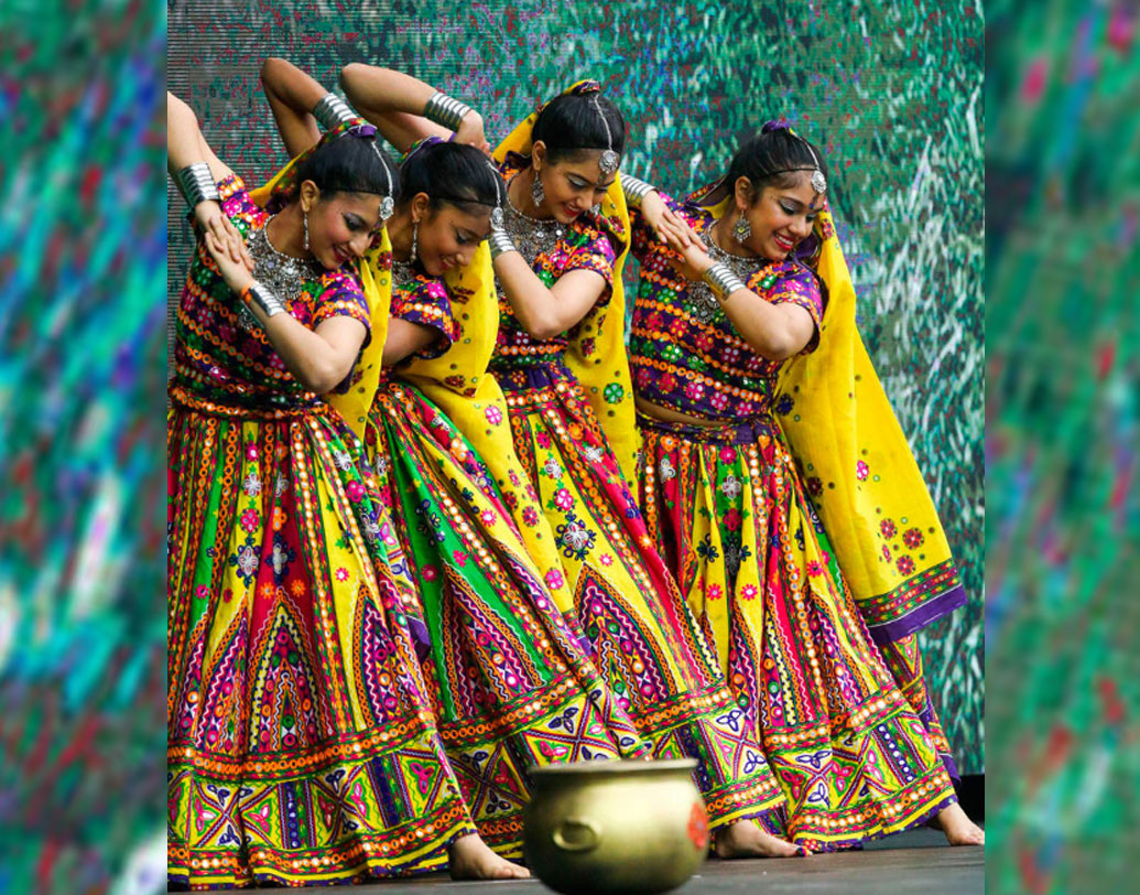 হিউস্টনের ফুটবল স্টেডিয়ামে অনুষ্ঠান শুরুর সঙ্গে সঙ্গে মঞ্চ মাতালেন অনাবাসী ভারতীয় শিল্পীরা। ভারতীয় সংস্ক়ৃতির নানা দিক তুলে ধরলেন তাঁদের নৃত্যের মাধ্যমে।