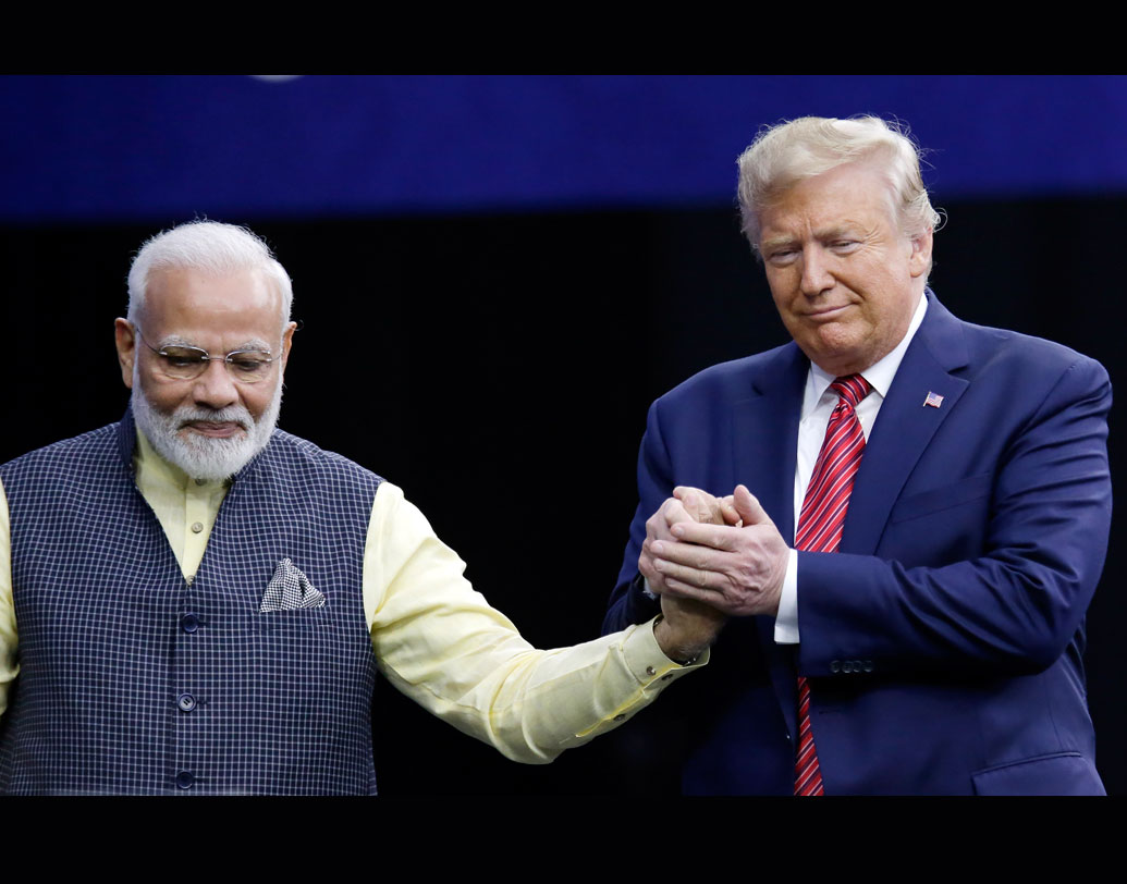 ভারতীয় ‘বন্ধু’র হাতে হাত রেখে এ ভাবেই দেখা গেল ডোনাল্ড ট্রাম্পকে। হিউস্টনে রওনা হওয়ার আগেই ট্রাম্প টুইট করে বলেছিলেন, ‘‘বন্ধুর সঙ্গে দেখা করতে যাচ্ছি। টেক্সাসে দিনটা ভালই কাটবে।’’ জবাবে মোদী লেখেন, ‘‘নিশ্চয়ই। আপনার সঙ্গে শীঘ্রই দেখা হবে।’’ এনআরজি স্টেডিয়ামে দুই ‘বন্ধু’ই একে অপরকে প্রশংসায় ভরিয়ে দিলেন।