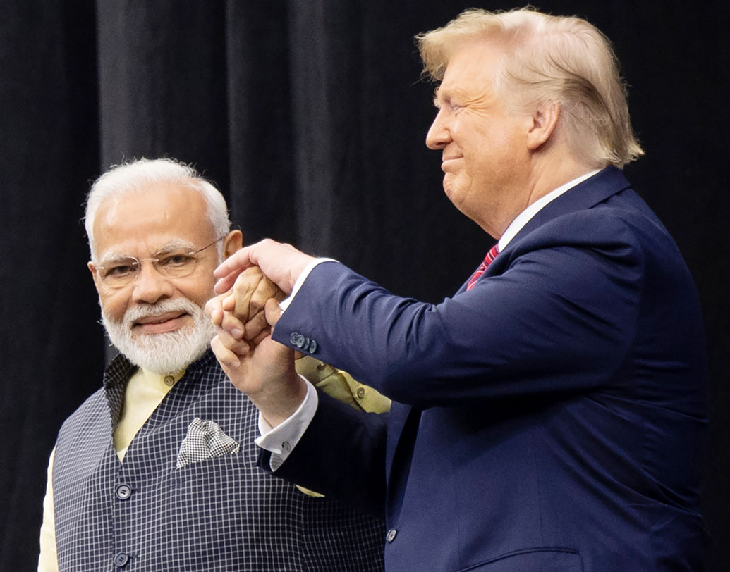 ২০১৪-তে প্রথম দফায় ক্ষমতায় আসার পর নিউ ইয়র্কে অনাবাসী ভারতীয়দের জমায়েতে গিয়েছিলেন নরেন্দ্র মোদী। সে বার ম্যাডিসন স্কোয়্যার গার্ডেন ২০ হাজার দর্শকের মাঝে বিজয়ের সমারোহ ছিল। তবে এ বার আরও বেশি সংখ্যক দর্শকের মাঝে মার্কিন ‘বন্ধু’র হয়ে নিজের ভাষণে ডোনাল্ড ট্রাম্পের হয়ে যেন নির্বাচনী প্রচার শুরু করে দিলেন মোদী।