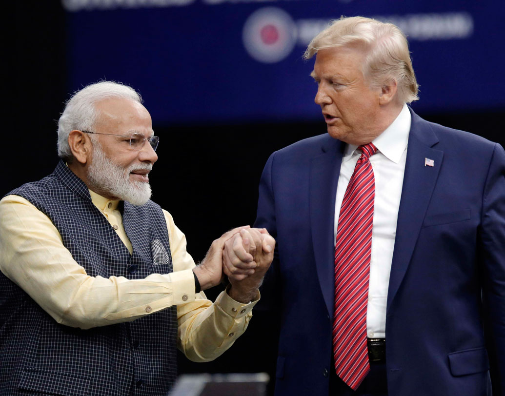 ডোনাল্ড ট্রাম্পের হয়ে হিউস্টনের অনুষ্ঠানে নরেন্দ্র মোদী রব তুললেন, ‘অব কি বার, ট্রাম্প সরকার’। যা শুনে মোদীর দিকে সমালোচনার তির ছুড়েছেন বিরোধীরা।