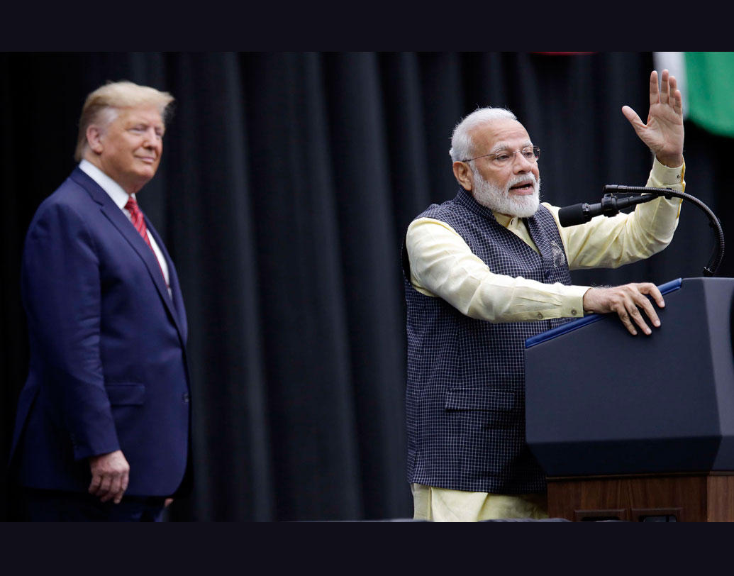 কংগ্রেসের দাবি, ডোনাল্ড ট্রাম্পের হয়ে সক্রিয় ভাবে ভোটপ্রচার করছেন নরেন্দ্র মোদী। কংগ্রেস নেতা আনন্দ শর্মা টুইটারে বলেন, ‘আপনাকে মনে করিয়ে দিই, আমেরিকাতে প্রধানমন্ত্রী হিসাবে গিয়েছেন, মার্কিন নির্বাচনের তারকা প্রচারক হিসাবে নয়।’