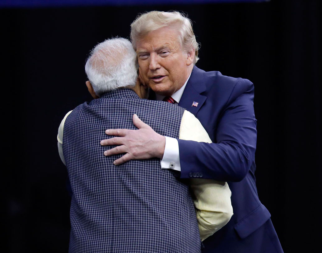 নরেন্দ্র মোদীর ‘উদারতা’য় ডোনাল্ড ট্রাম্প মুগ্ধ হলেও সন্তুষ্ট নয় বিরোধীরা। কংগ্রেস নেতা আনন্দ শর্মা বলেছেন, ‘‘মিস্টার প্রাইম মিনিস্টার, ট্রাম্পের হয়ে আপনার সক্রিয় প্রচার ভারত ও আমেরিকা, দু’দেশের সার্বভৌমত্ব ও গণতন্ত্রকে ক্ষুণ্ণ করেছে।’’ তাঁর মতে, অন্য দেশের ভোটে নাক গলিয়ে বিদেশনীতির মর্যাদা নষ্ট করেছেন মোদী।