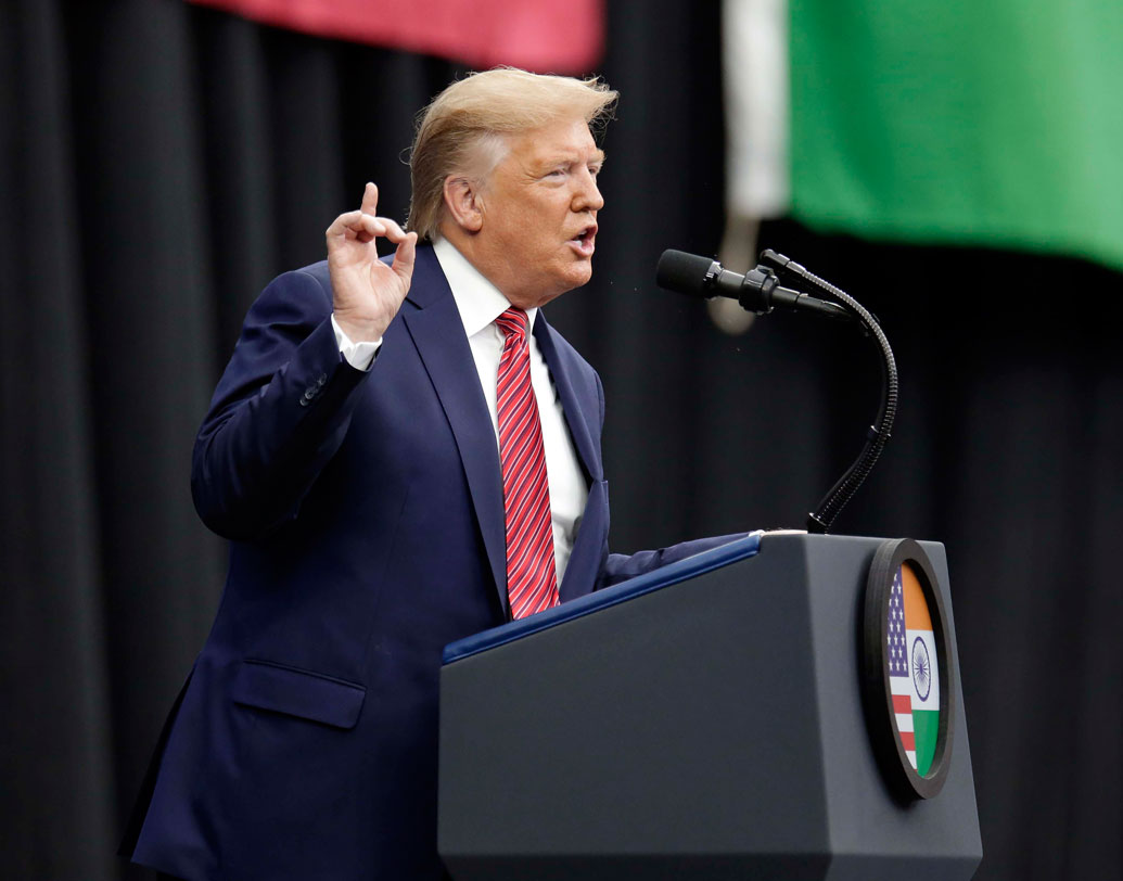 শুধু ঘরের মাঠেই নয়, ‘হাউডি মোদী’ ঘিরে বিদেশেও সমালোচনা শুরু হয়েছে। খোদ মার্কিন মুলুকের সংবাদমাধ্যমের একাংশ সরব হয়েছে ডোনাল্ড ট্রাম্পের বিরুদ্ধে। মোদীর তালেই তাল মিলিয়েছেন ট্রাম্প, তবে তাঁর পরিচিত সুরে, এমনটাই মত নিউ ইয়র্ক টাইমস-এর মতো পত্রিকা।