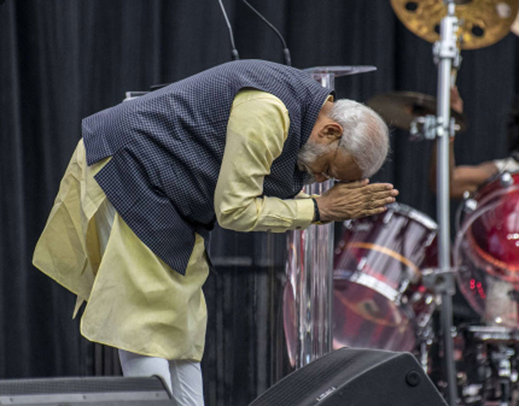 ওয়াশিংটন পোস্ট-এর মতে, হিউস্টনের সভায় নরেন্দ্র মোদীর হয়ে জমি তৈরি করে দিয়েছেন ডোনাল্ড ট্রাম্প। তবে শুধুমাত্র মার্কিন সংবাদমাধ্যমের একাংশই নয়। ব্রিটেনের সংবাদমাধ্যমও এই মেগা ইভেন্টকে গুরুত্ব সহকারে বর্ণনা করা হয়েছে। বিবিসি এই সভাকে ‘ঐতিহাসিক’ অ্যাখ্যা দিয়েছে।