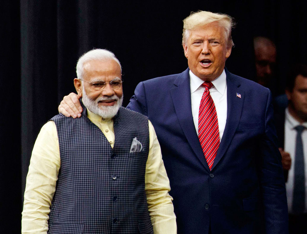 দেশের বেহাল অর্থনৈতিক বা গণতন্ত্রের অবক্ষয় নিয়ে সমালোচনায় বিরোধীরা সরব হলেও কাশ্মীর প্রসঙ্গে বিজেপি সরকারের হয়ে ব্যাট ধরলেন মোদী। সঙ্গে সন্ত্রাসবাদ নিয়ে পাকিস্তানের বিরুদ্ধে সরবও হলেন। অন্য দিকে, হিউস্টনের সভায় ইন্দো-মার্কিন ভোটারদের মন জয় করতেও চাইলেন ডোনাল্ড ট্রাম্প।