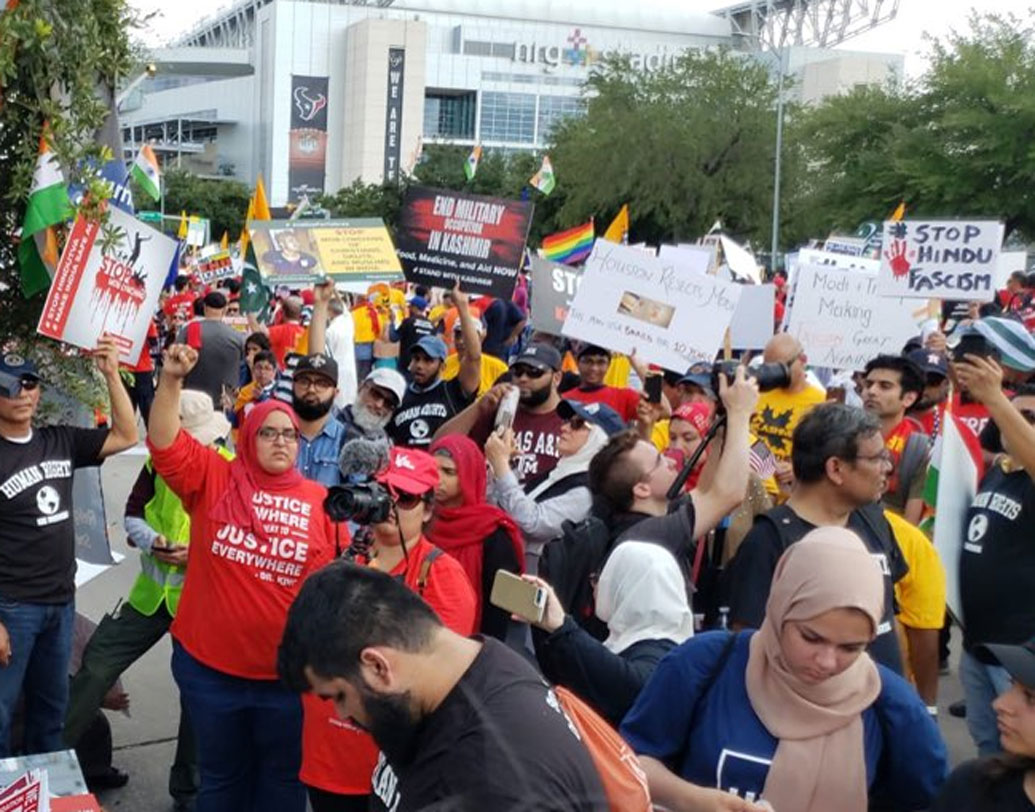 ‘হাউডি মোদী’ ঘিরে শুধুমাত্র প্রশংসা নয়, বিক্ষোভও দেখা গেল আমেরিকায়। হিন্দু কট্টরপন্থীদের বিরুদ্ধে ও  কাশ্মীর প্রসঙ্গে মোদী বিরোধিতায় পথে নামলেন বিভিন্ন সম্প্রদায়ের মানুষজন। #আদিওসমোদী নামে টুইটারে সরবও হলেন তাঁরা। ট্রাম্পের সঙ্গে মোদীর উপস্থিতিকে দুই কট্টরপন্থীর সাক্ষাৎ-ও বলে টুইট করেন এক নেটিজেন।