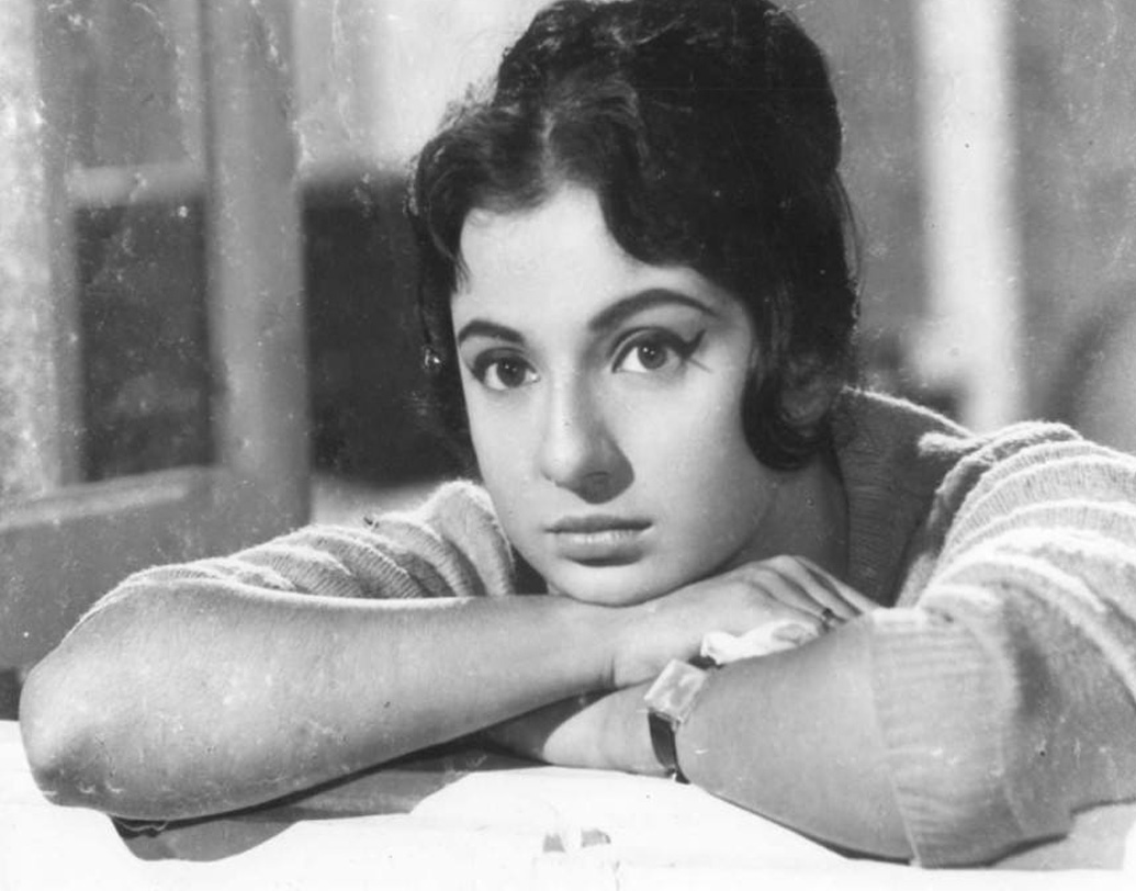 শৈশব থেকেই বিচ্ছেদ দেখেছেন তনুজা। তিনি যখন স্কুলপড়ুয়া, ডিভোর্স হয়ে যায় শোভনা-কুমারসেনের। অভিনেতা মতিলালের সঙ্গে সম্পর্কে জড়িয়ে পড়েন শোভনা। কিন্তু বিয়ে আর করেননি। সিঙ্গল পেরেন্ট হয়ে বড় করেন চার মেয়ে এবং একে ছেলেকে।