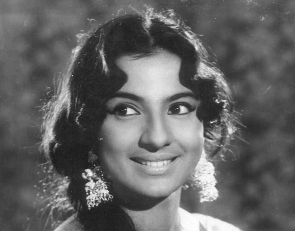 শোভনা সমর্থের সন্তানদের মধ্যে তনুজা ও নূতন অভিনেত্রী হয়েছেন। বাকি দুই মেয়ে চতুরা, রেশমা এবং ছেলে জয়দীপ দূরেই থেকেছেন অভিনয় থেকে। মায়ের পরিচালনায় সাত বছরের তনুজার আত্মপ্রকাশ ‘হমারি বেটি’ ছবিতে, ১৯৫০ সালে।