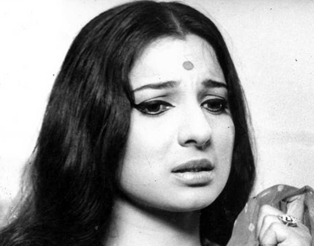 নায়িকা হিসেবেও তনুজার প্রথম ছবি মায়ের নির্দেশনাতেই। ১৯৬০ সালে ‘ছাবিলি’ ছবিতে। তার পরের বছর নায়িকার ভূমিকায় এল সাফল্য, ‘হমারি ইয়াদ আয়েগি’ ছবিতে।