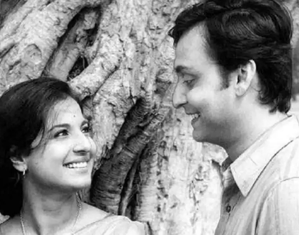 উত্তমকুমারের পাশাপাশি সৌমিত্র চট্টোপাধ্যায়ের সঙ্গেও তনুজার জুটি জনপ্রিয় এবং সফল। ‘তিন ভুবনের পারে’ ছবিতে নন্দিনীর উদ্দেশে সৌমিত্রর টুইস্ট তো আইকনিক। কিংবা ‘প্রথম কদম ফুল’ ছবিতে এই শহর থেকে আরও অনেক দূরে চলে গিয়ে মনটাকে হারাবার হাতছানিই বা কে উপেক্ষা করতে পারে!  ( ছবি: টুইটার)