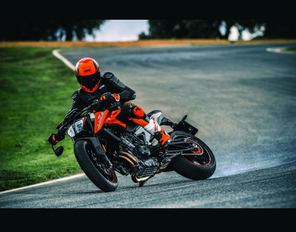 নয় নয় করে দেশের বাজারে সুপারবাইক তো কম নেই। তবে স্ক্যালপেল-এর জন্য অনেকেই অপেক্ষা করছিলেন। হ্যাঁ! বিদেশে কেটিএম ৭৯০ ডিউককে ভালবেসে এই নামেই ডাকা হয়। ধারাল ছুরি দিয়ে মাখন কাটার মতোই নাকি স্মুদ এর রাইড। এমনটাই জোর গলায় বলেন স্ক্যালপেলপ্রেমীরা।