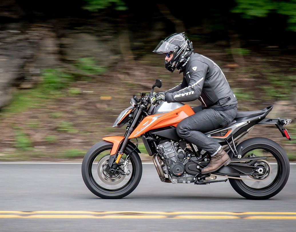 ২০১২-তে ভারতের বাজারে পা রেখেছিল অস্ট্রিয়ার সংস্থা কেটিএম। এ দেশে বজাজ অটো-র সঙ্গে হাত মিলিয়ে ব্যবসা শুরু করে তারা। এই মুহূর্তে কেটিএম-এ ৪৮ শতাংশ শেয়ার রয়েছে বজাজ অটো-র।