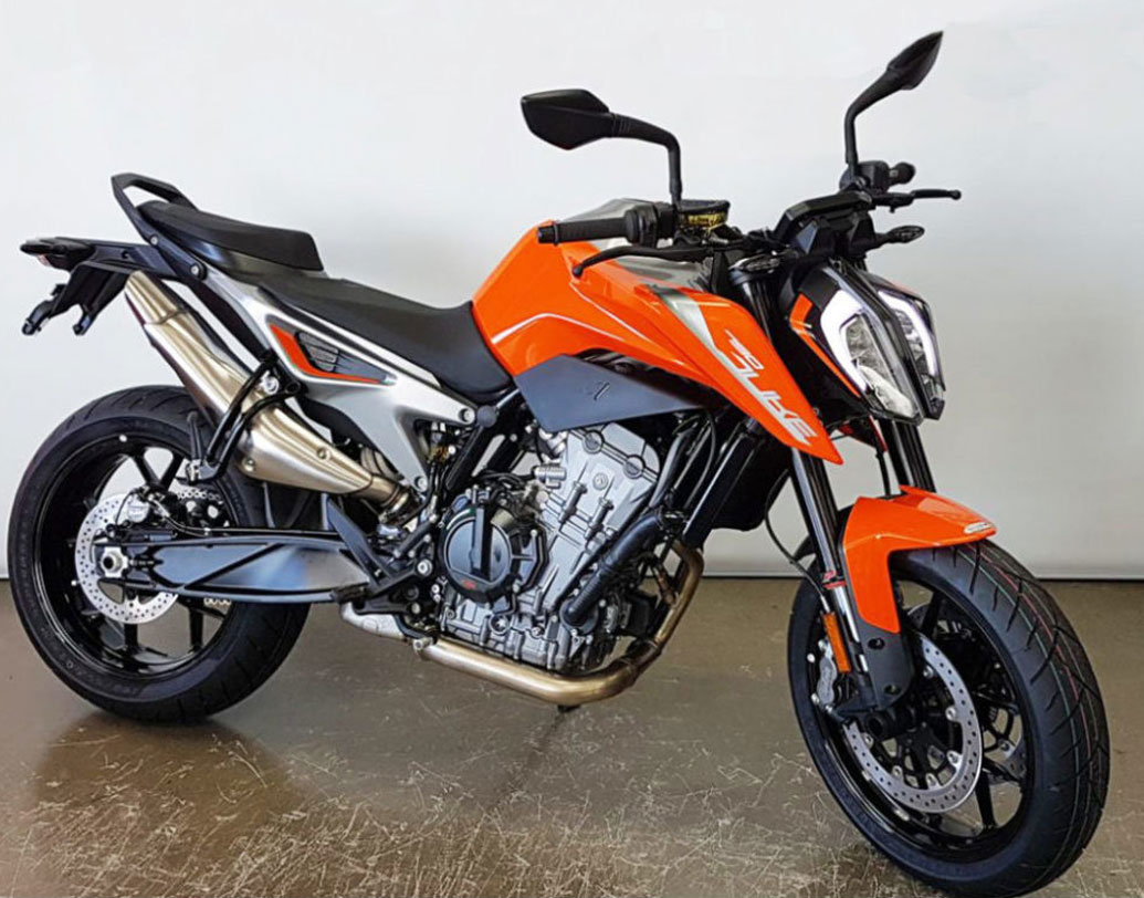 এর আগে ভারতের বাজারে ৩৭৩ সিসি-র উপরে কেটিএম-এর কোনও বাইক ছিল না। তবে এই সুপারবাইকে রয়েছে ৭৯৯ সিসি প্যারালাল টুইন মোটর। সম্ভবত এই প্রথম মাঝারি ওজনের সুপারবাইকে প্যারালাল টুইন মোটর রেখেছে কেটিএম।