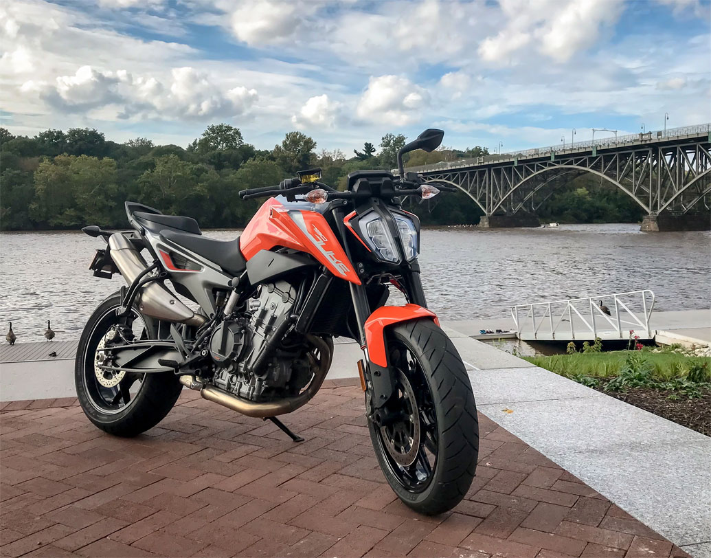 সুপারবাইক হলেও ওজনের দিক থেকে তুলনামূলক ভাবে বেশ হাল্কা। মাঝারি ওজনের সেগমেন্টের কথা ভেবে তৈরি কেটিএম ৭৯০ ডিউকের ওজন মাত্র ১৮৯ কিলোগ্রাম। সুপারবাইকের এই মেদহীন শরীরের রহস্যটা কী? কেটিএম জানিয়েছে, কমপ্যাক্ট ডাইমেনশনের ট্রেলিস ফ্রেম আর অ্যালুমিনিয়ামের রিয়ার সাব-ফ্রেম থাকায় এর ওজন খুব একটা বাড়েনি।