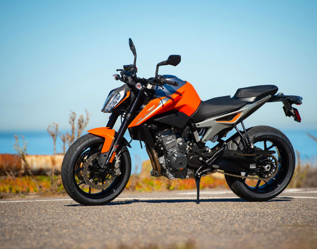 স্পোর্ট, স্ট্রিট, রেইন এবং ট্র্যাক— আপাতত কেটিএম ৭৯০ ডিউককে এই চারটে রাইড মোডে দেখা যাবে ভারতের রাস্তায়। প্রতিটি মোডেই পাওয়ার ডেলিভারি, থ্রটল ইনপুট, ট্র্যাকশন কন্ট্রোল একে অন্যের থেকে আলাদা। ট্র্যাক মোডে এ সবই আবার নিজের ইচ্ছে মতো বদল করে নেওয়ার সুবিধা রয়েছে।