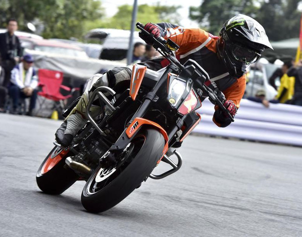 ৭৯০ ডিউকের লঞ্চের সময় স্বাভাবিক ভাবেই এর প্রশংসায় পঞ্চমুখ হয়েছেন কেটিএম ইন্ডিয়ার মার্কেটিং হেড বিকাশ আইয়ার। হবেন না-ই বা কেন! গোটা বিশ্বে এ দেশের বাজার তাঁদের সংস্থার কাছে সবচেয়ে বড়। গত বছরে ৪০ শতাংশ বৃদ্ধি হয়েছে সংস্থার। বিকাশ আইয়ারের দাবি, ভারতের রাস্তায় এমন সুপারবাইক কমই রয়েছে।