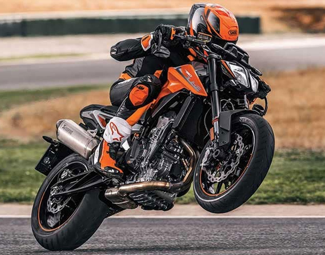 পারফরম্যান্স তো জানলেন। তবে কেটিএম ৭৯০ ডিউককে নিজের মালিকানায় আনতে কত টাকা খরত করতে আপনাকে? কেটিএম জানিয়েছে, ৮ লক্ষ ৬৩ হাজার টাকা। তবে ঘাবড়াবেন না! প্রথমে এক লক্ষ ৭ হাজার টাকা ডাউনপেমেন্ট দিয়ে মাসে ১৯ হাজার টাকার মাসিক কিস্তিতেও একে ঘরে আনতে পারবেন। তবে সে ক্ষেত্রে বজাজ ফাইনান্সের সুবিধা নিতে হবে।