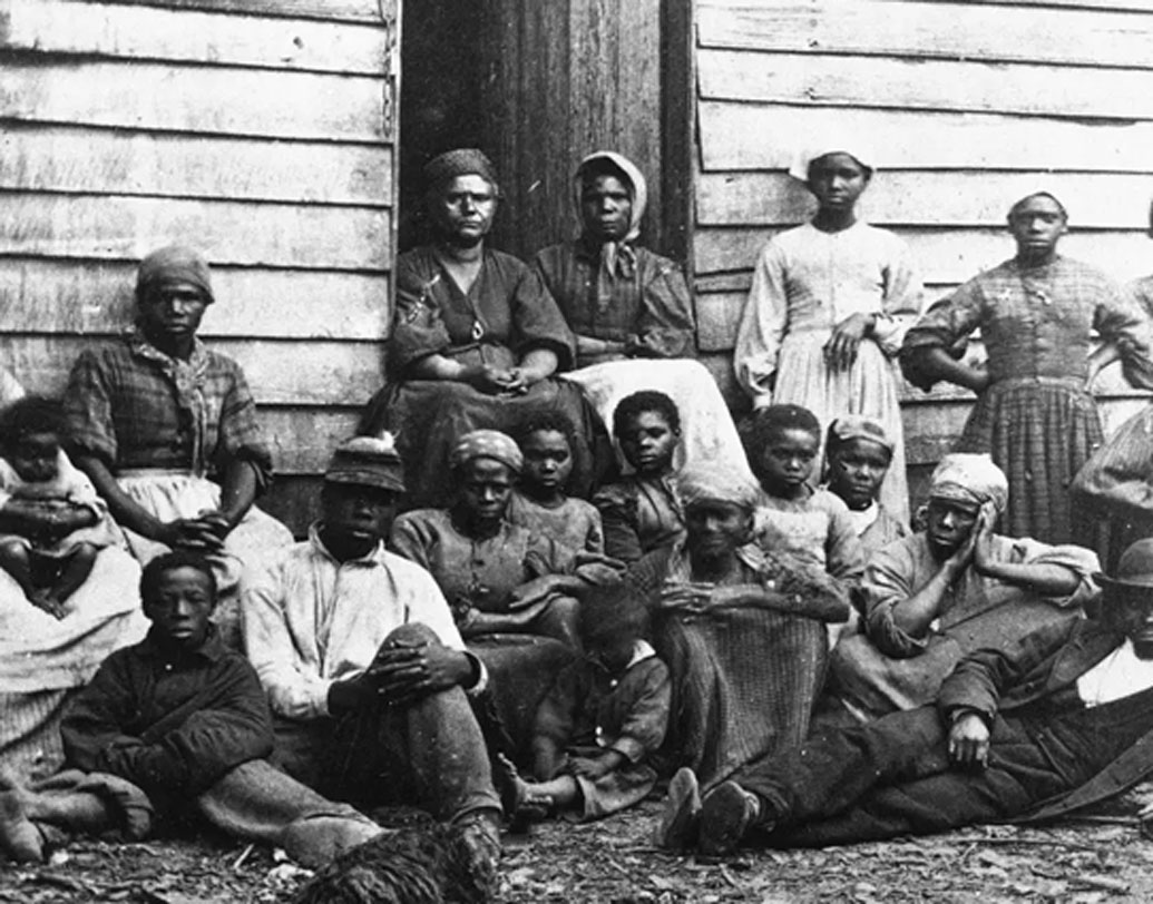 একসময় কৃষ্ণাঙ্গদের ক্রীতদাস বানিয়ে রাখত আমেরিকার মানুষ। নিজেদের বিলাসিতার উপাদান করে তোলা হত তাঁদের। তখনই কৃষ্ণাঙ্গ শিশুদের টোপ হিসাবে ব্যবহার করতেন তাঁরা। ছোট শিশুগুলোকে টোপ করে কুমির শিকার করতেন।