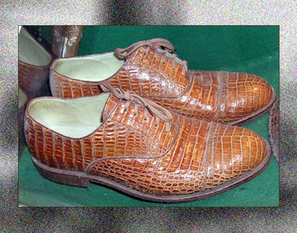 এই প্রথার প্রচলন ছিল আমেরিকার লুইজিয়ানা এবং ফ্লোরিডায়। ১৮০০-১৯০০ সালে কুমিরের চামড়ার ব্যাপক চাহিদা ছিল। কুমিরের চামড়া দিয়ে জুতো, জ্যাকেট, বেল্ট এবং অন্যান্য সামগ্রী তৈরি করা হতো।