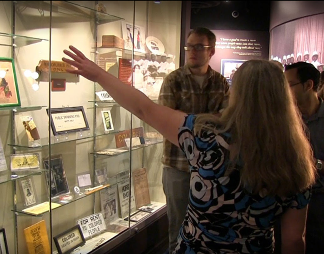 তবে একেবারেই যে এ খবর উড়িয়ে দেওয়া যায় না, তার প্রমাণও বারে বারে মিলেছে। যেমন জিম ক্রো মিউজিয়ামে এমন একটি দুর্লভ ছবি পাওয়া গিয়েছিল। ছবিটি ফ্লোরিডারই কোনও এক বাসিন্দা তোলা ছিল।