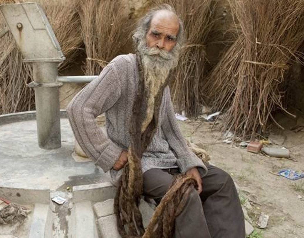 কৈলাসের বাড়ি ভারতের বারাণসীতে। তিনিও আমৌ-এর মতো স্নান করতে মনেপ্রাণে ঘৃণা করেন। ১৯৭৪ থেকে চার দশকেরও বেশি সময় তিনি স্নান করেন না। সে বছর তাঁর বিয়ে হয়েছিল। কৈলাসের দাবি, এক সাধু তাঁকে বলেছিলেন, স্নান না করলে তিনি পুত্রসন্তান লাভ করবেন।   (ছবি: সোশ্যাল মিডিয়া)