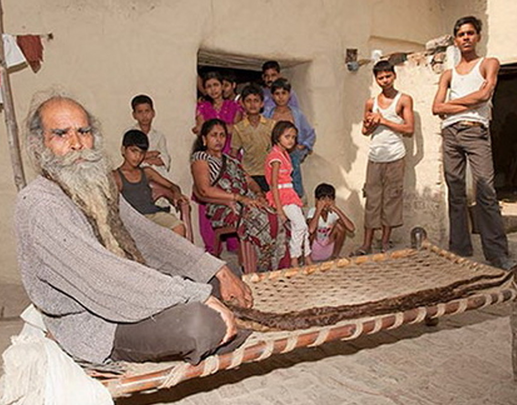 আদেশ শিরোধার্য করে তিনি স্নান বন্ধ করে দিলেন। কিন্তু সাধুর ভবিষ্যৎবাণী মেলেনি। কৈলাসের সাতজন সন্তানই মেয়ে। স্নান না করেও পুত্রসন্তান পাননি তিনি।   (ছবি: সোশ্যাল মিডিয়া)