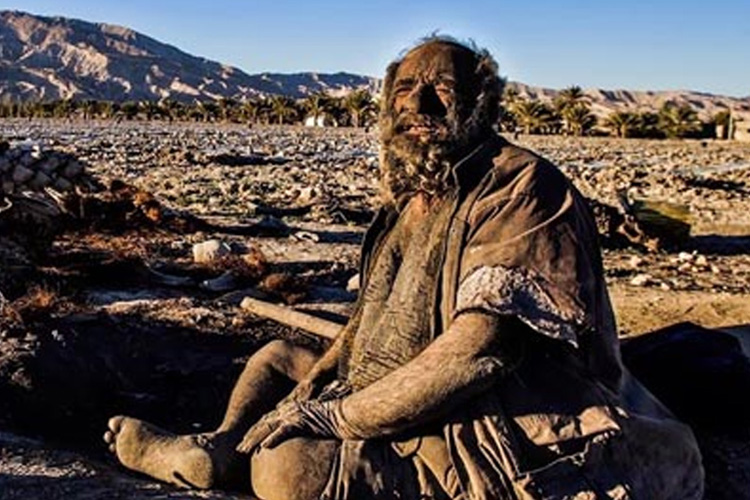 কিন্তু ইরানের আমৌ-এর ক্ষেত্রে স্নানাতঙ্কের কারণ জানা যায়নি। তবে কাশীর কৈলাস বা সুদূর পারস্যের আমৌ, দু’জনেই স্নান না করলেও প্রচুর জলপান করেন। একটা মরচে ধরা পাত্র থেকে সারাদিনে তিনি পাঁচ লিটার জলপান করেন।  (ছবি: সোশ্যাল মিডিয়া)