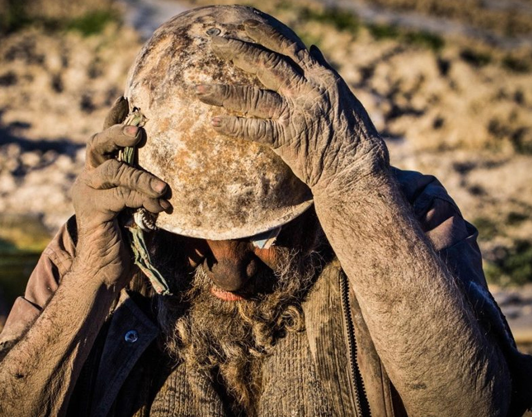 কিন্তু পরিষ্কার পরিচ্ছন্ন থাকতে দু’জনেরই প্রবল অনীহা। আমৌ তো চুলও কাটেন না। খুব বড় হয়ে গেলে নিতান্ত দরকার পড়লে চুল পুড়িয়ে ফেলেন। তাঁর প্রিয় খাবার সজারুর পচা মাংস। ঠান্ডায় কষ্ট পেলে মাথায় পরে নেন পুরনো আমলের শিরস্ত্রাণ।   (ছবি: সোশ্যাল মিডিয়া)