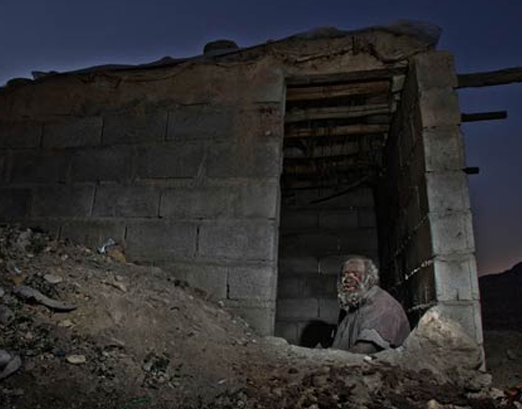 রাতে ঘুমনোর সময় আমৌ বেশিরভাগ দিন বেছে নেন তাঁর মাটির নিচের গর্ত। খানিকটা কবরের মতো সেই আস্তানা। অনেক সময় আকাশের নীচে খোলা মাঠেও শুয়ে পড়েন।    (ছবি: সোশ্যাল মিডিয়া)