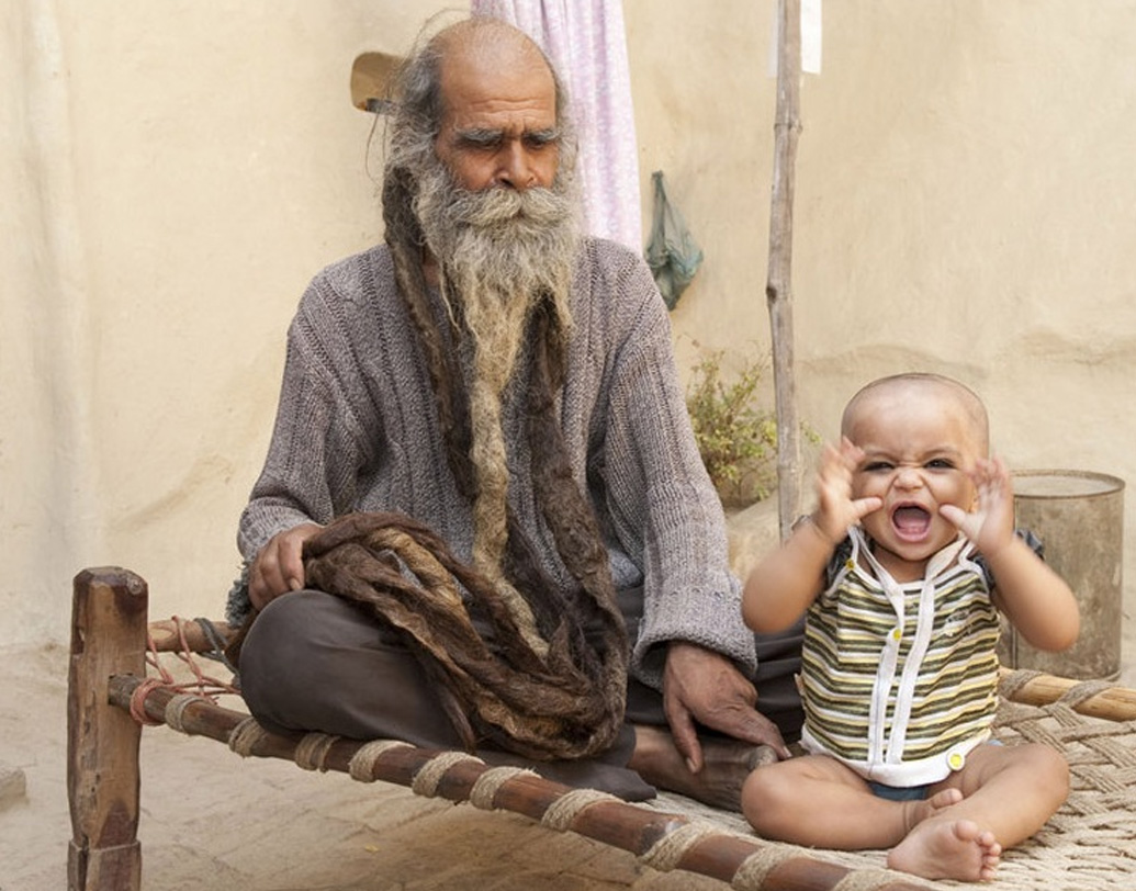 আমৌ হাজির নয় সংসার নেই, কিন্তু বারাণসীর কৈলাস সিংহ ঘোর সংসারী। তিনি পেশায় পশুপালক। ৪৭ ডিগ্রি সেলসিয়াস গরমেও তিনি স্নান না করেই দিব্যি পশুর পাল চরাতে যান। সন্ধেবেলা ধুনি জ্বালিয়ে মহাদেবের আরাধনাতেই নাকি তাঁর যাবতীয় কষ্ট দূর হয়ে যায়।   (ছবি: সোশ্যাল মিডিয়া)