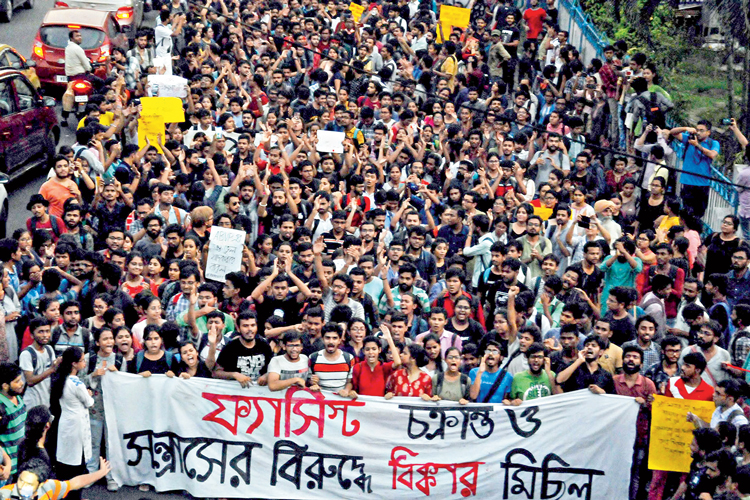 প্রতিরোধ: যাদবপুর বিশ্ববিদ্যালয়ে আক্রমণের প্রতিবাদে শহরের রাজপথে পদযাত্রা। কলকাতা, ২০ সেপ্টেম্বর, ২০১৯। পিটিআই