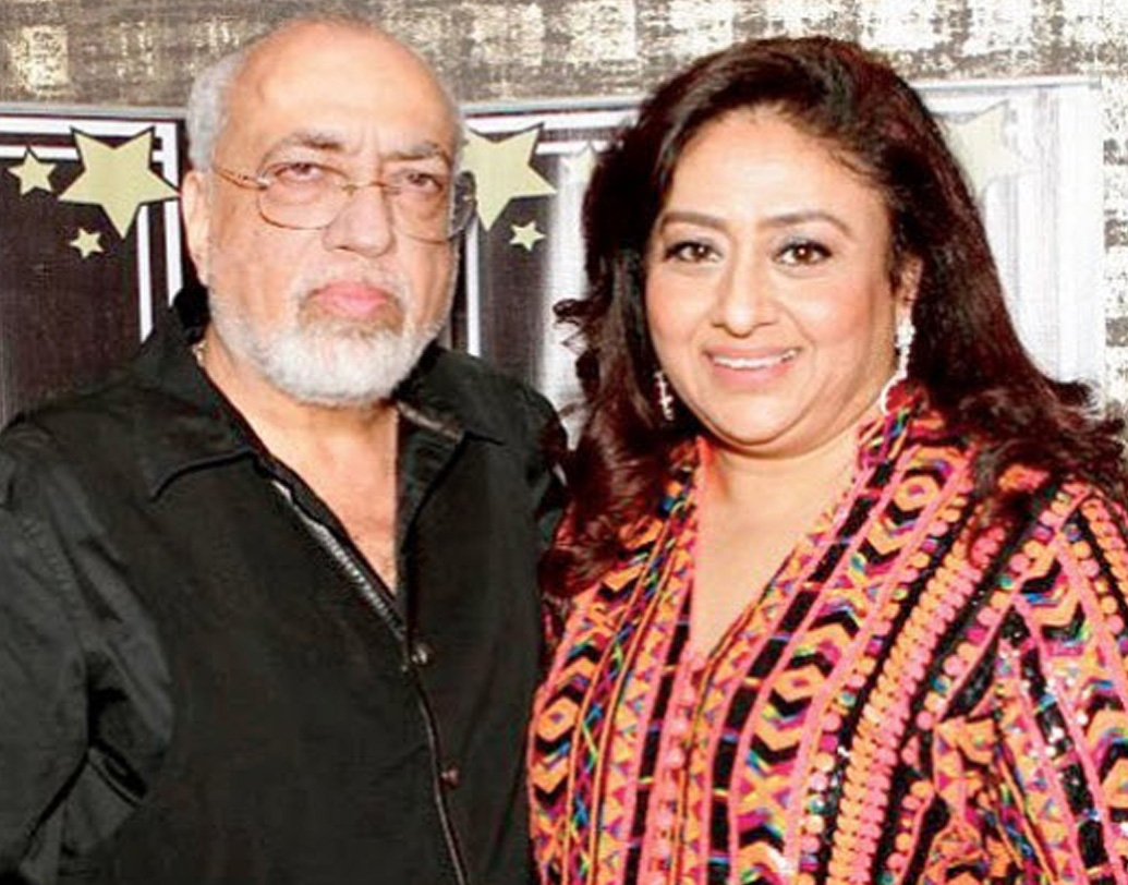 মীনাকে ডিভোর্স করে বিনোদ বিয়ে করেন বিন্দিয়া গোস্বামীকে। কিন্তু তাঁর দ্বিতীয় বিয়েও দীর্ঘস্থায়ী হল না। বিনোদকে ছেড়ে চলে যান বিন্দিয়া। তিনি বিয়ে করেন পরিচালক জে পি দত্তকে।