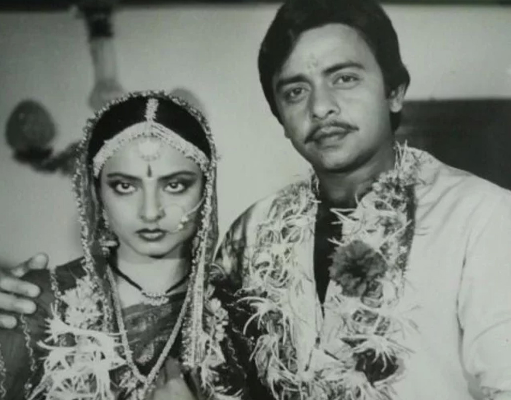 সাতের দশকের মাঝামাঝি বিনোদ মেহরার সঙ্গে রেখার সম্পর্ক নিয়ে গুঞ্জরিত হয় নানা কথা। এরকমও শোনা গিয়েছিল, তাঁরা গোপনে বিয়ে করেছেন। কিন্তু দু’জনের কেউই এই সম্পর্ক স্বীকার করেননি। পরে সিমি গারেওয়ালের টক শো-য়ে এসে রেখা বলেছিলেন, বিনোদ তাঁর শুভাকাঙ্ক্ষী ছিলেন মাত্র।