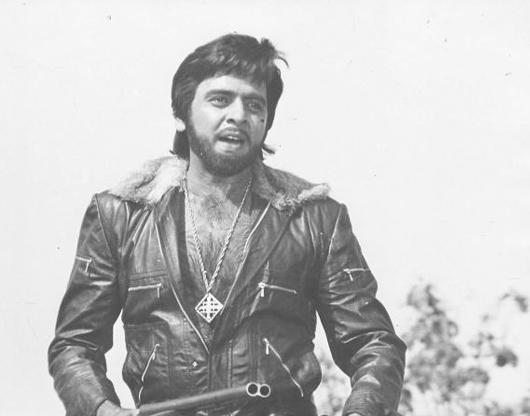 আটের দশক থেকে বিনোদ মেহরার ব্যক্তিগত জীবন এবং কেরিয়ার, দু’দিকই ব্যাহত হতে শুরু করে। নায়কের ভূমিকা থেকে পার্শ্বচরিত্রে আগেই সরে গিয়েছিলেন। এ বার সেই সুযোগও বন্ধ হতে শুরু করল। পাশাপাশি আবার মাথাচাড়া দেয় হৃদরোগ।