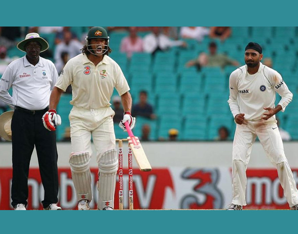 ২০০৭-’০৮ সালে টিম ইন্ডিয়ার অস্ট্রেলিয়া সফরটা বোধহয় বিতর্কের জন্যই মনে রাখবেন অনেকেই। পারথে প্রথম টেস্টে হারার পর ব্রিজবেনে এক সময় অজিদের ১৩৪ রানে ৬ উইকেট পড়ে যায়। তবে সপ্তম উইকেটে অ্যান্ড্রু সাইমন্ডস-ব্র্যাড হগের জুটি ক্রিজে জমে যান। দু’দলের মধ্যে টেনশন শুরু হয় সাইমন্ডসের একটি আউটের আবেদন ঘিরে।