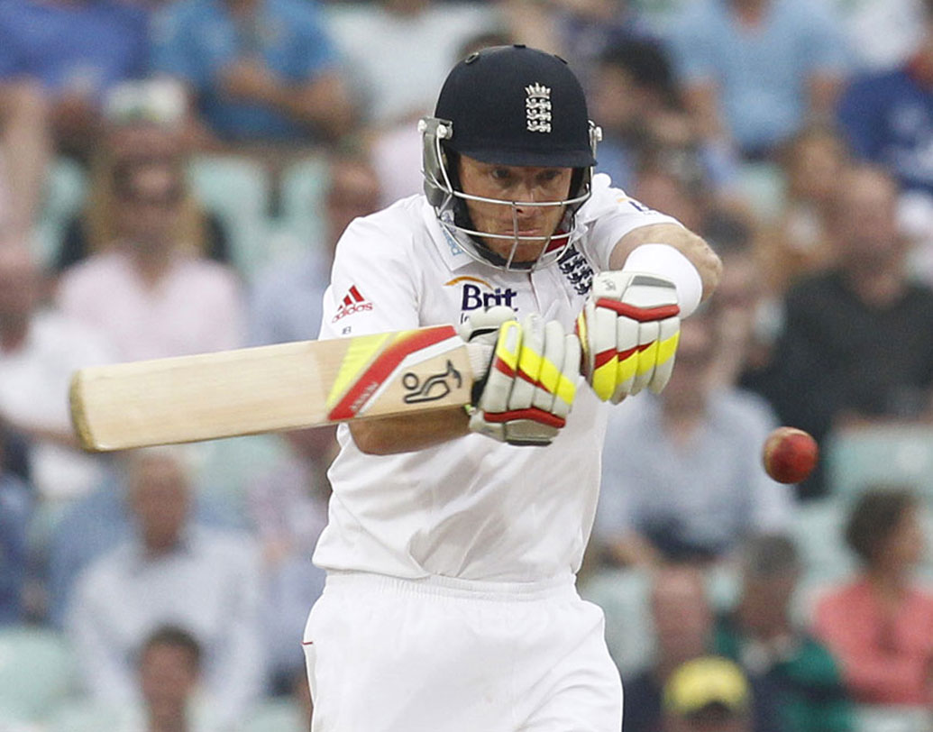 সালটা ২০১১। ইংল্যান্ড সফরে গিয়ে সিরিজের প্রথম টেস্ট হেরেছিল এমএস ধোনির দল। দ্বিতীয় টেস্টে ৬৭ রানের লিড নেয় ভারত। এর পর ৫৭ রানে ইংল্যান্ডের ২ উইকেট ফেলে দেন ভারতীয়রা। তবে সেখান থেকে সেঞ্চুরি করে দলকে টেনে তোলেন ইয়ান বেল। এর পর চা-বিরতির আগে ওভারের শেষ বলে ঘটে বিতর্কিত ঘটনাটি।