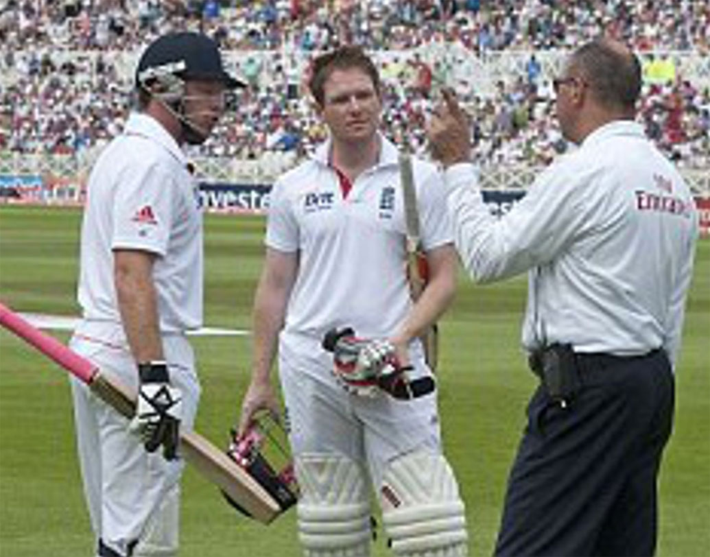 ৬৬তম ওভারের শেষ বলে ইশান্ত শর্মার বল বাউন্ডারির দিকে পাঠান অইন মর্গ্যান। রান নেওয়ার পর চা-বিরতির জন্য প্যাভিলিয়নের পথে হাঁটতে থাকেন তাঁরা। সে সময় বেলের উইকেট ভেঙে দেন ভারতীয়রা। থার্ড আম্পায়ার আউট দিলেও বিরতির পর বেলকে ডেকে নেন ধোনি। ধোনি প্রশংসিত হলেও তা নিয়ে বিতর্ক কমেনি। যদিও ভারত সে টেস্ট হেরেছিল।